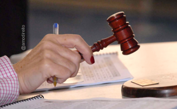 Justiça anula desclassificação de candidata surda em seleção para professor intérprete de Libras