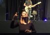 Futura primeira-dama, Michelle Bolsonaro traduz música para libras em culto evangélico