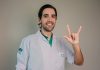 Médico estudou Libras para se comunicar com pacientes surdos