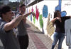 Alfabeto manual em Libras vira pintura em muro de escola