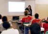 Estudantes aprendem Libras para se comunicar com amigo em escola