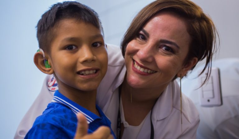 Garoto surdo que apresentou coreografia em Libras no PA ganha aparelho auditivo