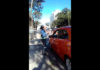 Vídeo mostra agente de trânsito orientando motorista em Libras e ganha aplausos