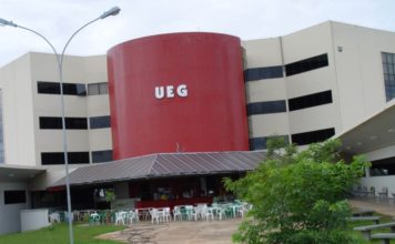UEG abre seleção para intérprete de Libras com salário de R$ 2,4 mil e auxílio de R$ 500
