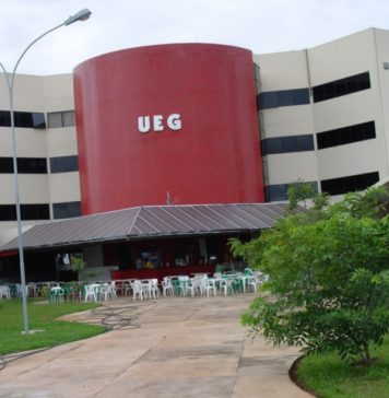 UEG abre seleção para intérprete de Libras com salário de R$ 2,4 mil e auxílio de R$ 500