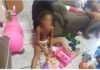 Menina surda de 4 anos foge de casa e é achada na frente de loja de brinquedos em Cuiabá