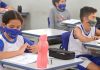 Estudante de 10 anos aprende Libras para se comunicar com amigo surdo