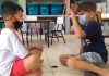 Estudantes aprendem libras para se comunicar com colega