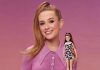 Atriz britânica surda é estrela da primeira campanha da Barbie com aparelhos auditivos