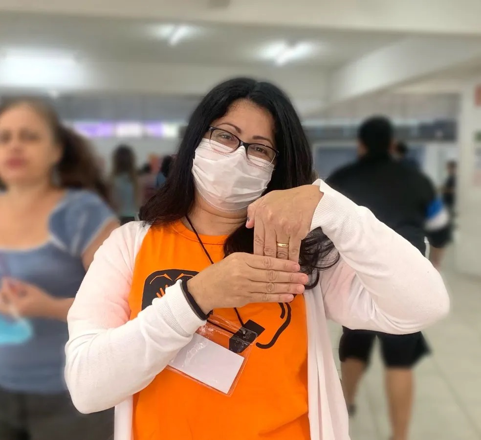 int-rprete-de-libras-fala-da-import-ncia-da-acessibilidade-nos-locais
