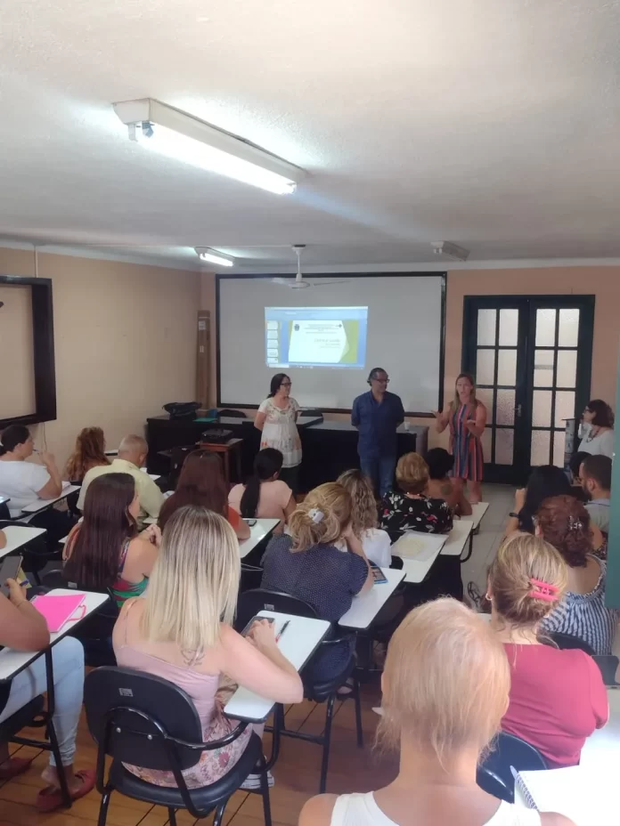as-aulas-de-libras-em-petropolis-estao-sendo-ministradas-pela-professora-clevia-fernanda-sies-barboza