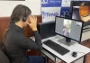 Intérpretes de Libras ajudam surdos que buscam serviços municipais em Porto Alegre