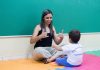 Professora de Libras auxilia aluno surdo em escola municipal de Votorantim