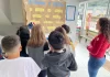 Alunos ouvintes da Escola Santa Ana aprendem alfabeto e cumprimentos em Libras
