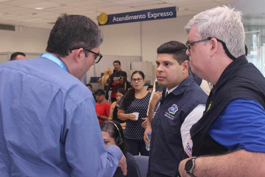 Bancos-do-Amazonas-passam-a-cumprir-Lei-de-interprete-de-libras-apos-fiscalizacao-conduzida-pelo-deputado-Mario-Cesar-Filho-Foto-Leandro-Cardoso