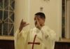 Padre celebra missa em Libras e mostra o que é inclusão