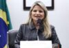 Comissão aprova oferta de curso de Libras em universidades para famÃlias de crianças surdas
