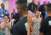 Surdo aceita Jesus após menina traduzir culto em Libras