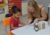 Aluna surda inspira colegas e professores a aprenderem Libras em escola pública