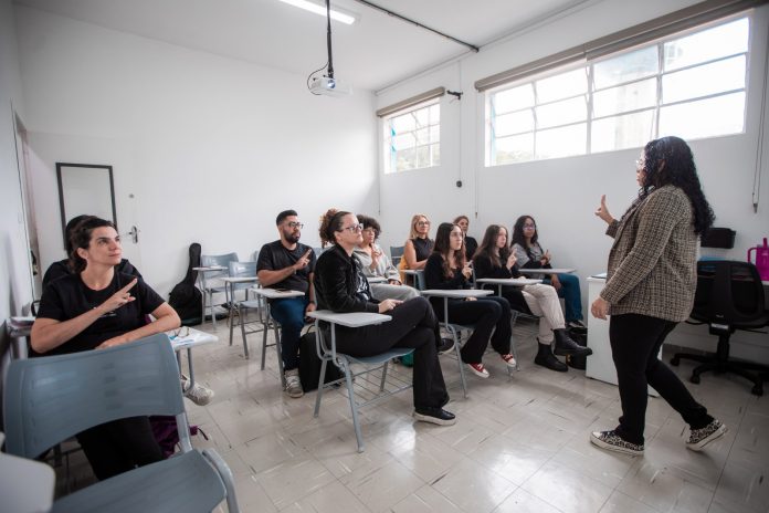 curso-de-libras-para-iniciantes-2-Camila-Rhodes-2-696x464