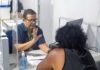 No RJ, gerente com deficiência auditiva é referência no atendimento em Libras no INSS