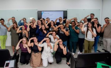 Profissionais têm aula de Libras para aprimorar atendimentos