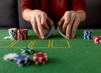 “Poker Além do Som”: competição reúne 20 pessoas surdas