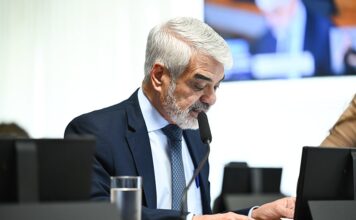 Avaliação prática poderá ser exigida de intérpretes e tradutores de Libras