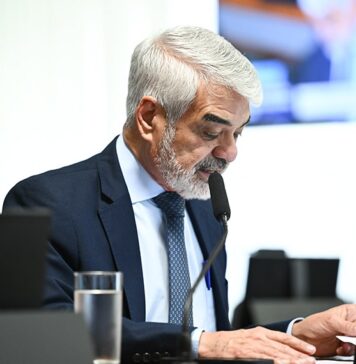 Avaliação prática poderá ser exigida de intérpretes e tradutores de Libras