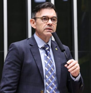 Comissão aprova exigência de profissional com conhecimento em Libras nas escolas