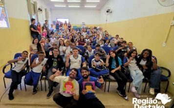 Estudantes surdos participam de encontro com escritor e ampliam contato com literatura em Libras