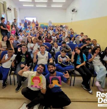 Estudantes surdos participam de encontro com escritor e ampliam contato com literatura em Libras