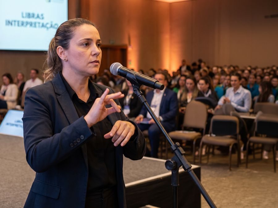 rio-das-ostras-abre-selecao-para-tradutor-e-interprete-de-libras-abriu-processo-seletivo-para-contratar-tradutores-e-interpretes-de-libras-foto-divulgacao-900x675