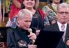 Xuxa chora ao ser homenageada por inclusão de Libras em seus shows no Domingão com Huck