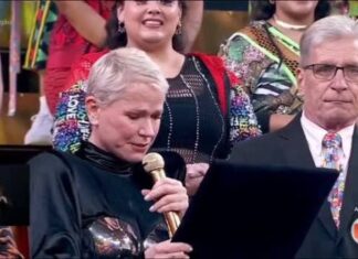 Xuxa chora ao ser homenageada por inclusão de Libras em seus shows no Domingão com Huck