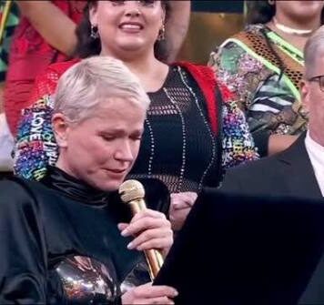 Xuxa chora ao ser homenageada por inclusão de Libras em seus shows no Domingão com Huck