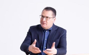 Deputado quer uso de IA para traduzir Libras em hospitais, escolas e comércios