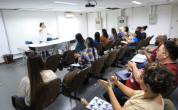 Servidores aprendem Libras para ampliar acolhimento à população