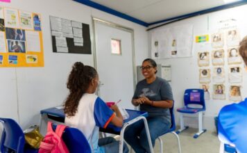 Educação bilíngue de pessoas surdas transforma rotina e aproxima estudantes em Maceió