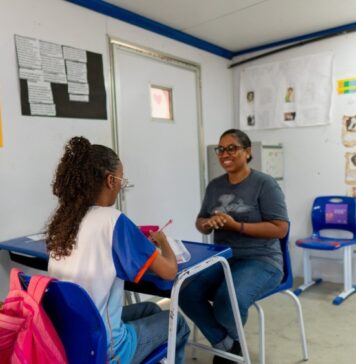 Educação bilíngue de pessoas surdas transforma rotina e aproxima estudantes em Maceió