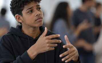 Falta de intérpretes limita atendimento a crianças surdas