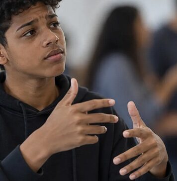 Falta de intérpretes limita atendimento a crianças surdas