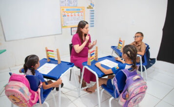 Educação em Libras transforma rotina de alunos surdos e fortalece inclusão nas escolas