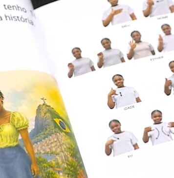 Aluna surda e haitiana conta sua história em livro em Chapecó
